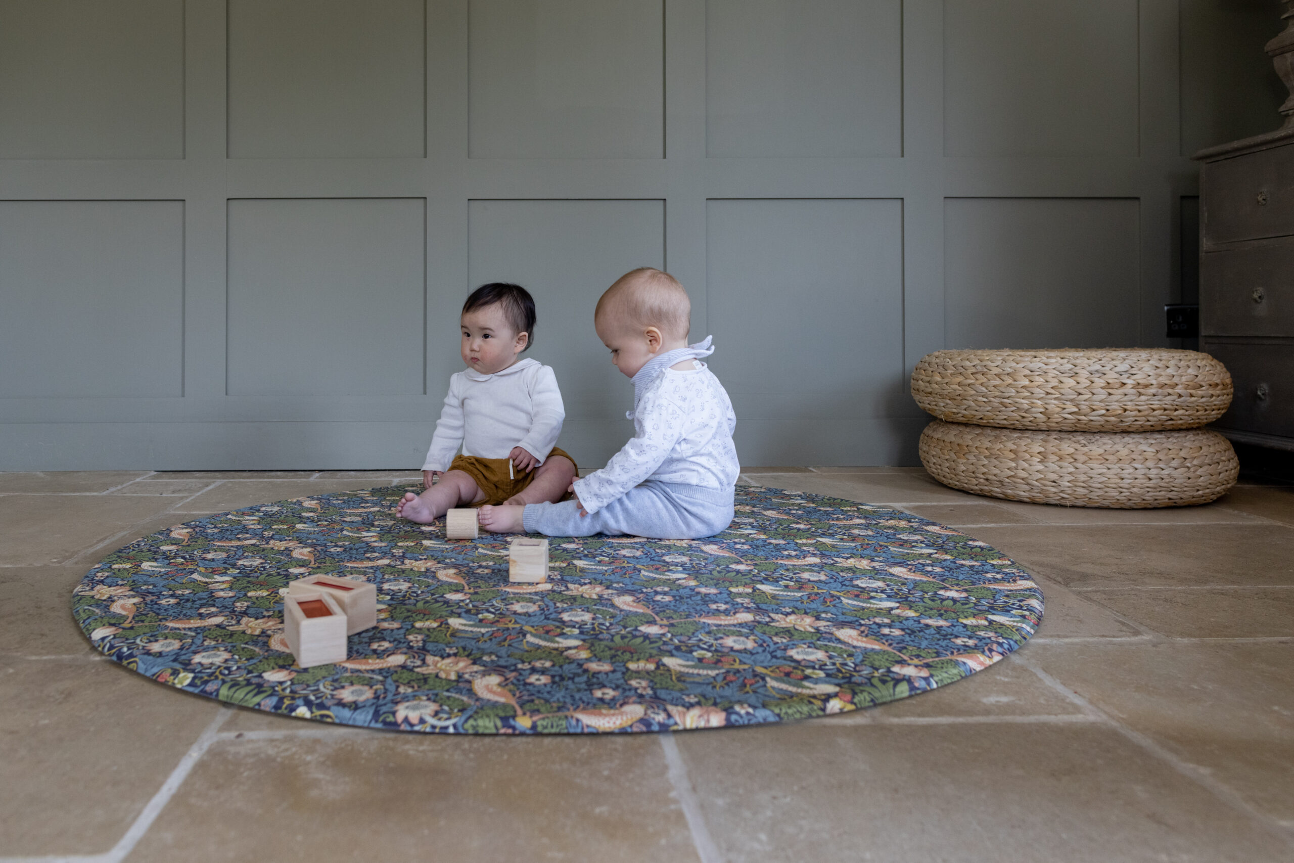 The Willow Boughs & Strawberry Thief Round Playmat - Image 4